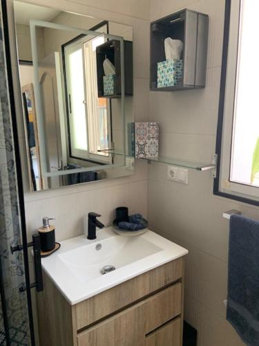 马拉加Casa Vista Maroma的一间带水槽和镜子的浴室