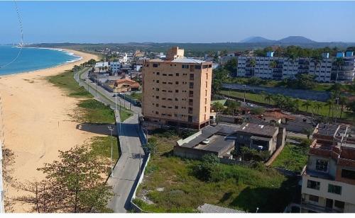 瓜拉派瑞Guarapari com elevador, Wi-Fi, TV com Smart, vista e estacionamento的享有海滩的空中景色,设有建筑和海洋