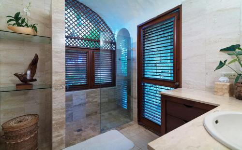San Rafael del YumaSunny Vacation Villa No 64的带淋浴和盥洗盆的浴室