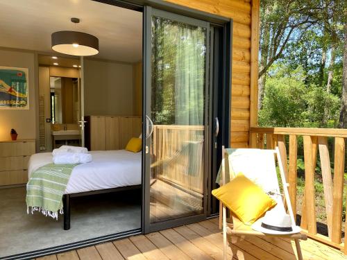 翁德尔Green Resort的一间卧室设有一张床和一个滑动玻璃门