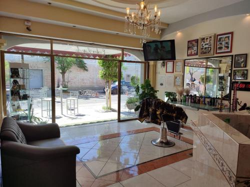 阿瓜斯卡连特斯Hotel Posada California的一间设有大堂的商店,设有大玻璃窗