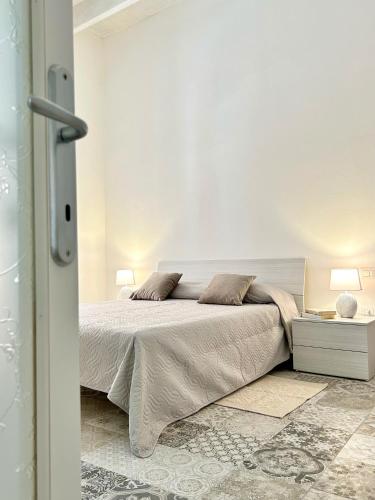 卡洛福泰Tuna House的一间卧室设有一张床和白色的墙壁