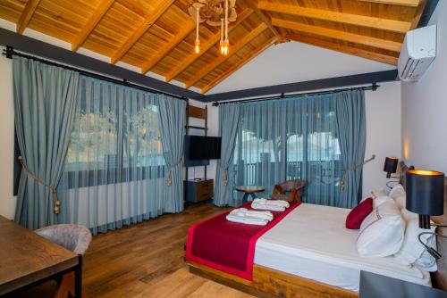 阿拉尼亚Club Porto Amore Hotel Adults Only的卧室配有一张床、一张书桌和窗户。