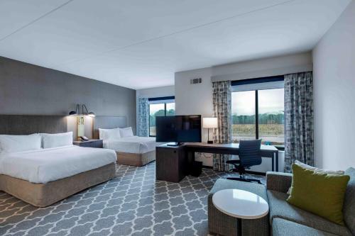 卡温顿Residence Inn by Marriott Atlanta Covington的酒店客房配有两张床和一张书桌