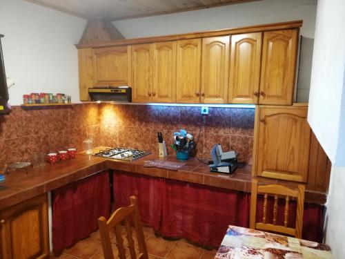Casa rustica en Lomo Blanco, dentro de una casa rodeada de naturaleza的厨房或小厨房