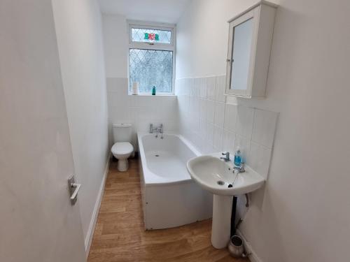 罗奇代尔4 Bedroom House in Central Rochdale cul-de-sac Free Parking & Fast Wi-Fi的带浴缸、盥洗盆和卫生间的浴室