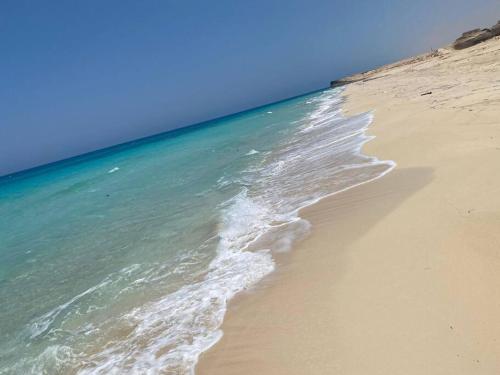 Dawwār RuḩayyimSummer vacation flat的沙滩与大海和天空