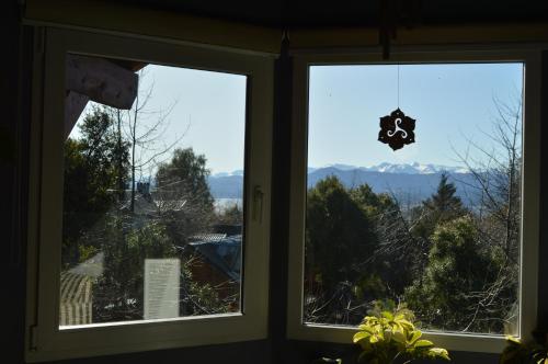 圣卡洛斯-德巴里洛切Cabaña Los Ulmos Bariloche的两扇窗户,享有山景