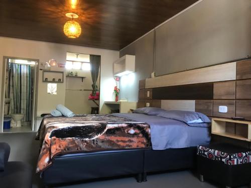 萨兰托Makana apartastudio的一间卧室配有一张大床和大床头板