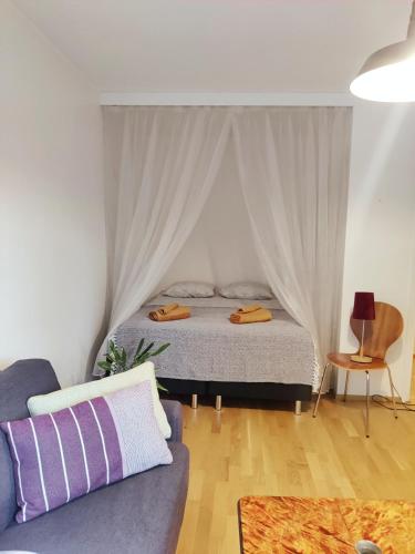 拉赫蒂Möysä beach apartment的一间卧室配有一张床和一张沙发