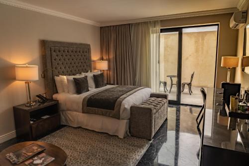 圣克里斯托瓦尔-德拉斯卡萨斯Hotel Plaza 79的酒店客房设有床和客厅。