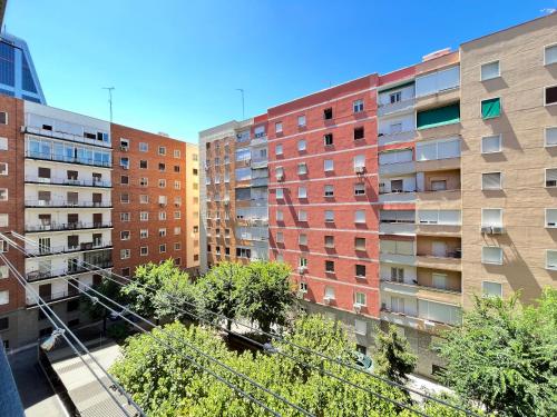 马德里Exclusivo Terraza Exterior Castellana的城市中一组砖砌建筑