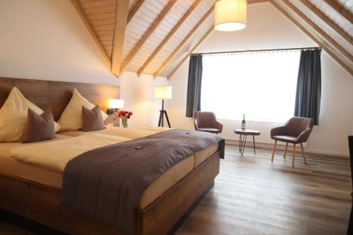 古梅尔斯巴赫斯特蒙酒店的一间卧室设有一张大床和一个大窗户