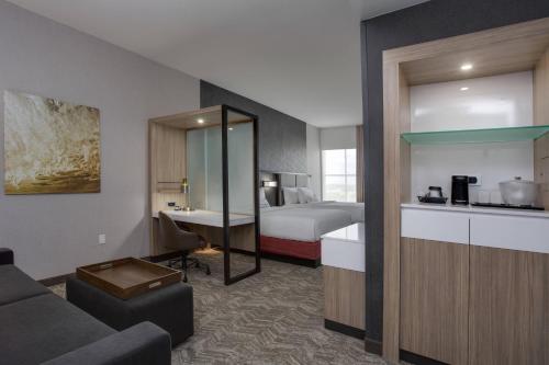 米拉玛SpringHill Suites by Marriott Fort Lauderdale Miramar的酒店客房设有床和客厅。