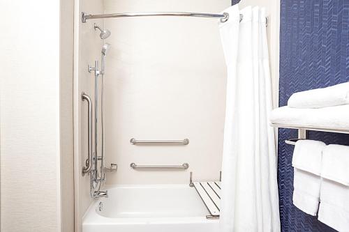 北小石城Fairfield Inn by Marriott North Little Rock的带淋浴和白色浴缸的浴室