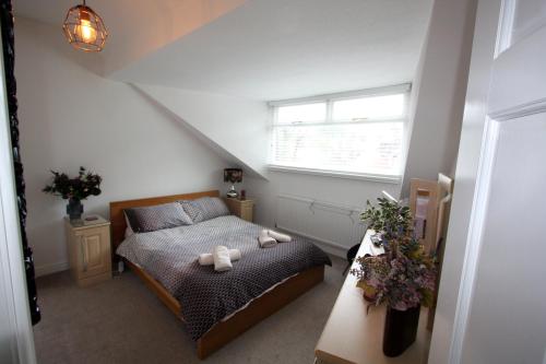 利姆Lymm Village Apartment的一间卧室,配有一张带两个泰迪熊的床