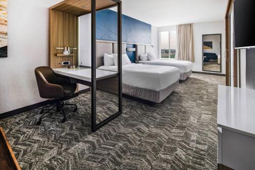 嘉年SpringHill Suites by Marriott Phoenix Goodyear的酒店客房配有两张床和一张书桌