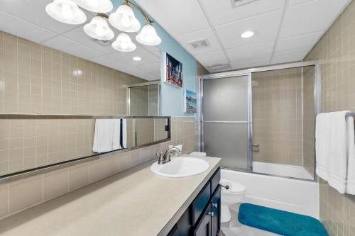 南帕诸岛Bayfront condo with water view & boat slips!的一间带水槽、卫生间和镜子的浴室