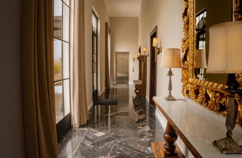 圣克里斯托瓦尔-德拉斯卡萨斯Hotel Plaza 79的走廊上设有镜子和大理石地板