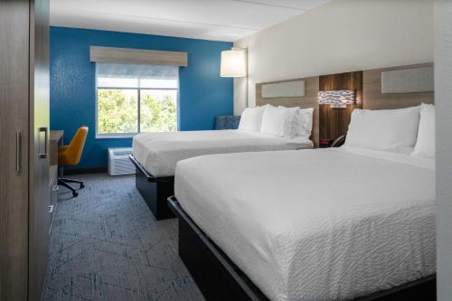 落基山Holiday Inn Express - Rocky Mount - Sports Center, an IHG Hotel的酒店客房设有两张床和窗户。