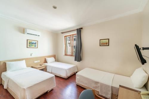 安塔利亚Şehir Hotel的一间医院间,配有两张床和一张沙发