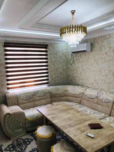 希瓦Ancient Khiva appartment 2的客厅配有沙发和桌子