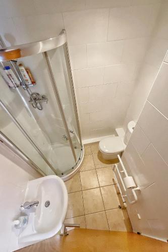曼彻斯特Minimalist space - Manchester City Centre的一间带水槽、淋浴和卫生间的浴室