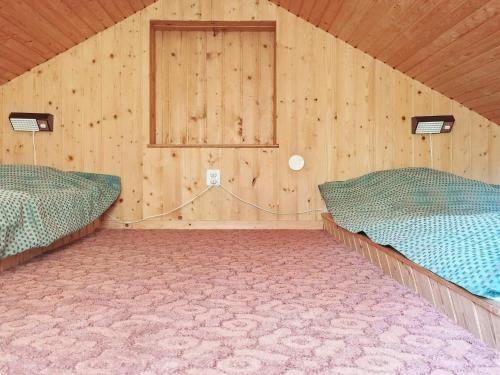 瓦尔科瑞尔Holiday home VAREKIL VI的木墙客房的两张床