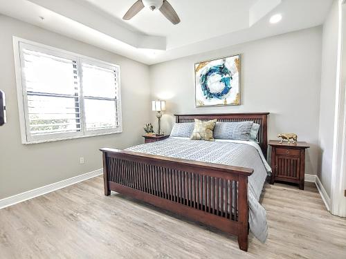 珊瑚角Luxury Oasis - Pool, BBQ, Patio - Cape Coral, Florida的一间卧室设有一张大床和一个窗户。