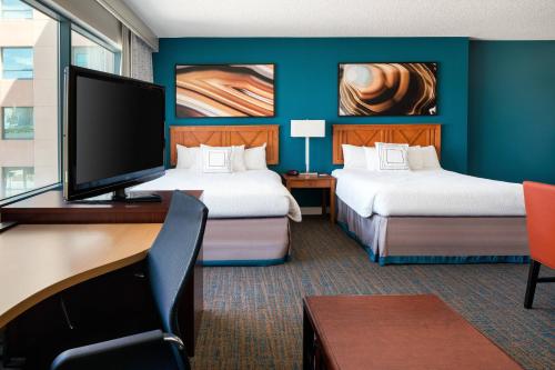 拉斯维加斯拉斯维加斯休斯中心万豪原住客栈的酒店客房设有两张床、一张书桌和电视