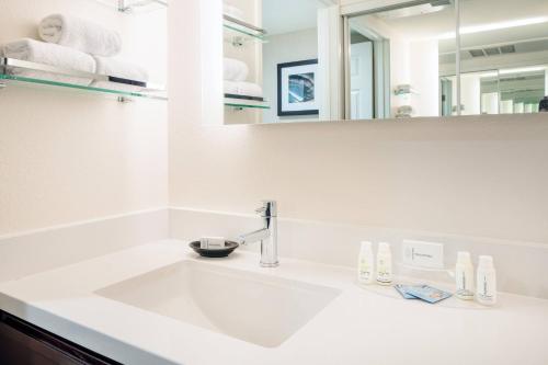拉斯维加斯拉斯维加斯休斯中心万豪原住客栈的白色的浴室设有水槽和镜子