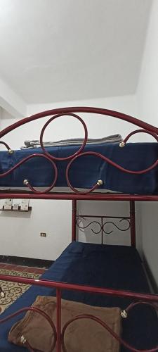 奥里萨巴Hostal Casa Azul, Chantli的一张上铺有蓝色床单的双层床