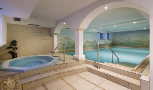 卡迪皮特拉Hotel Bergland的中间设有带浴缸的大浴室