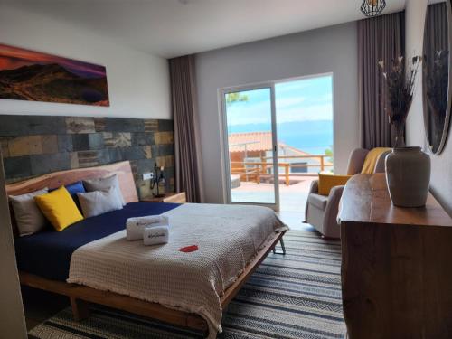 韦拉斯Rosegarden View的一间卧室设有一张床,享有海景