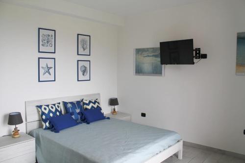 萨莱诺GATTI e MARE的卧室配有一张床铺,墙上配有电视