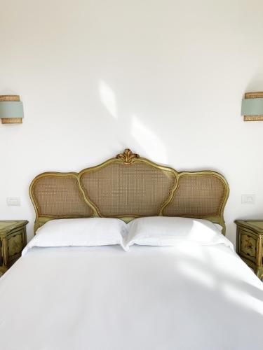 墨西拿B&B ISOLA Messina的一间卧室配有带白色床单和枕头的床。