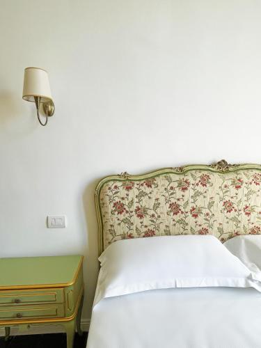 墨西拿B&B ISOLA Messina的一间卧室配有一张床和一张边桌