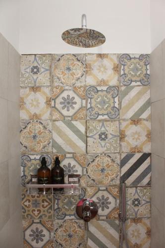 佛罗伦萨Affittacamere Medusa的浴室设有瓷砖墙壁和灯