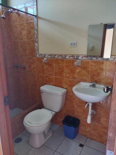 伊基托斯HOTEL SOL Y LUNA的一间带卫生间和水槽的浴室