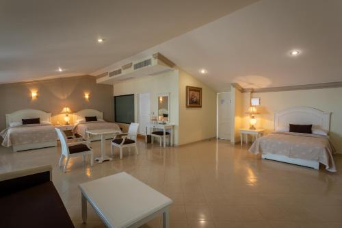 特克塞丁戈艾克瑟拉里斯会议及Spa大酒店 的酒店客房带两张床、桌子和椅子。