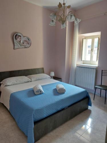 米罗CASA VACANZA DEL SOLE的一间卧室配有一张床,上面有两条毛巾