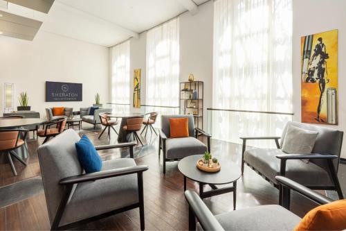 汉诺威汉诺威佩里坎喜来登酒店的一间设有桌椅和窗户的等候室