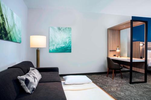 迈阿密迈阿密多拉万豪斯普林希尔套房酒店的带沙发和书桌的客厅