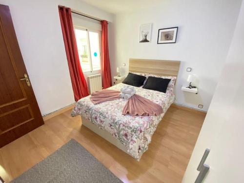 马德里Habitación interior en Madrid的一间卧室设有一张床和一个窗口