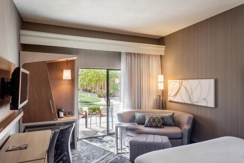 拉斯维加斯拉斯维加斯亨德森绿谷万豪万怡酒店的酒店客房设有床和客厅。