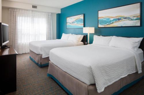 奥兰多奥兰多海洋世界万豪原住客栈的酒店客房设有两张床和一台平面电视。