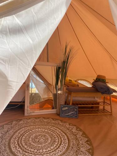 扎达尔Camping Perla的一间设有一张地毯和一张桌子的帐篷的房间