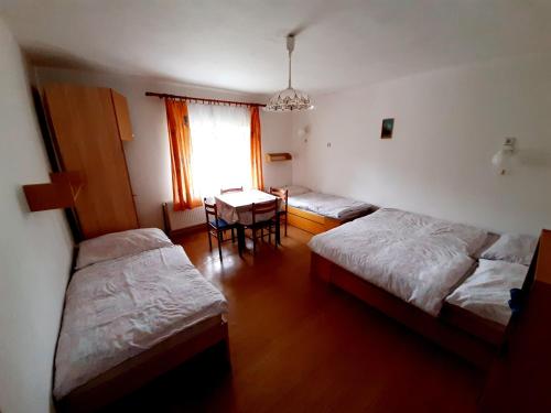 耶什赫维采Apartmány Waldex的一间设有两张床和一张桌子的房间