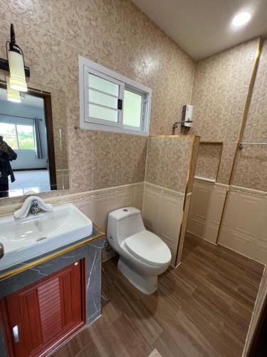 罗勇New Home บ้านเดี่ยว สร้างใหม่ ใกล้ทะเล ใจกลางเมืองระยอง的一间带卫生间、水槽和镜子的浴室
