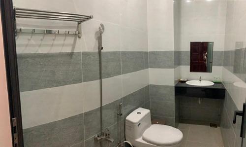 Bạc LiêuKhách Sạn HOÀNG KIM的一间带卫生间和水槽的浴室